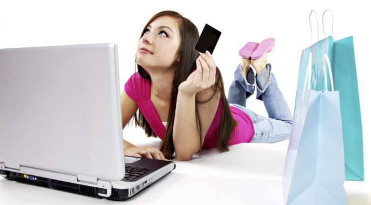 woman doing online shopping