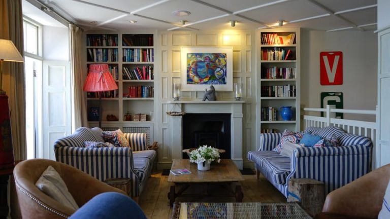 Four Reasons To Buy Designer Sofas For the House